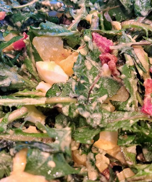 Regrat z jajci in slanino: preprosto kosilo, ki ga Slovenci pripravljajo vsako pomlad