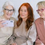 Tri ženske se fotografirajo