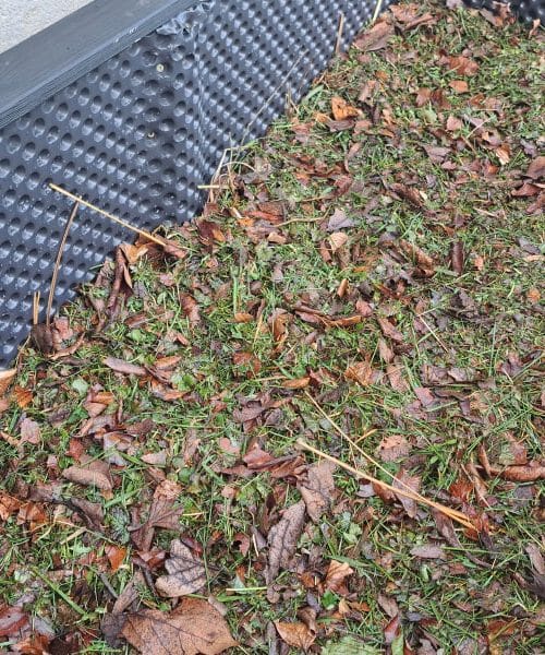 Postavljate visoko gredo? Dodajte svežo pokošeno travo