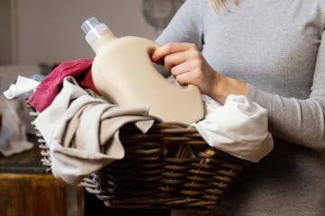 Perilo po pranju neprijetno diši? Vzrok je pogosto v pralnem stroju, ne v pralnem prašku