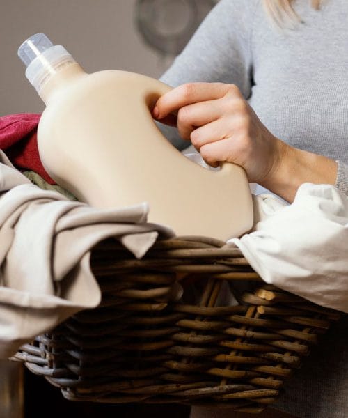 Tekoči ali navadni prašek za perilo? Preprosta izbira, ki vpliva tudi na pralni stroj