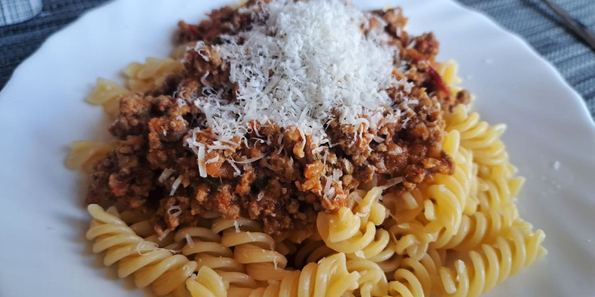 Testenine, parmezan, bolonjska omaka