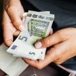 Pet finančnih napak pri 25. letu, ki jih je pametno odpraviti čim prej