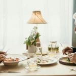 Starejši par na kosilu