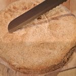 Babice in križ na spodnji strani kruha