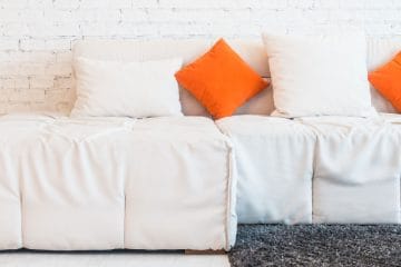 Bela sedežna lahko ostane lepa še dolgo: največ razlik naredijo prav te navade