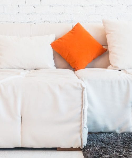 Bela sedežna lahko ostane lepa še dolgo: največ razlik naredijo prav te navade