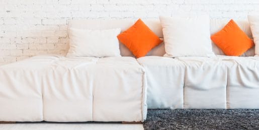 Bela sedežna lahko ostane lepa še dolgo: največ razlik naredijo prav te navade