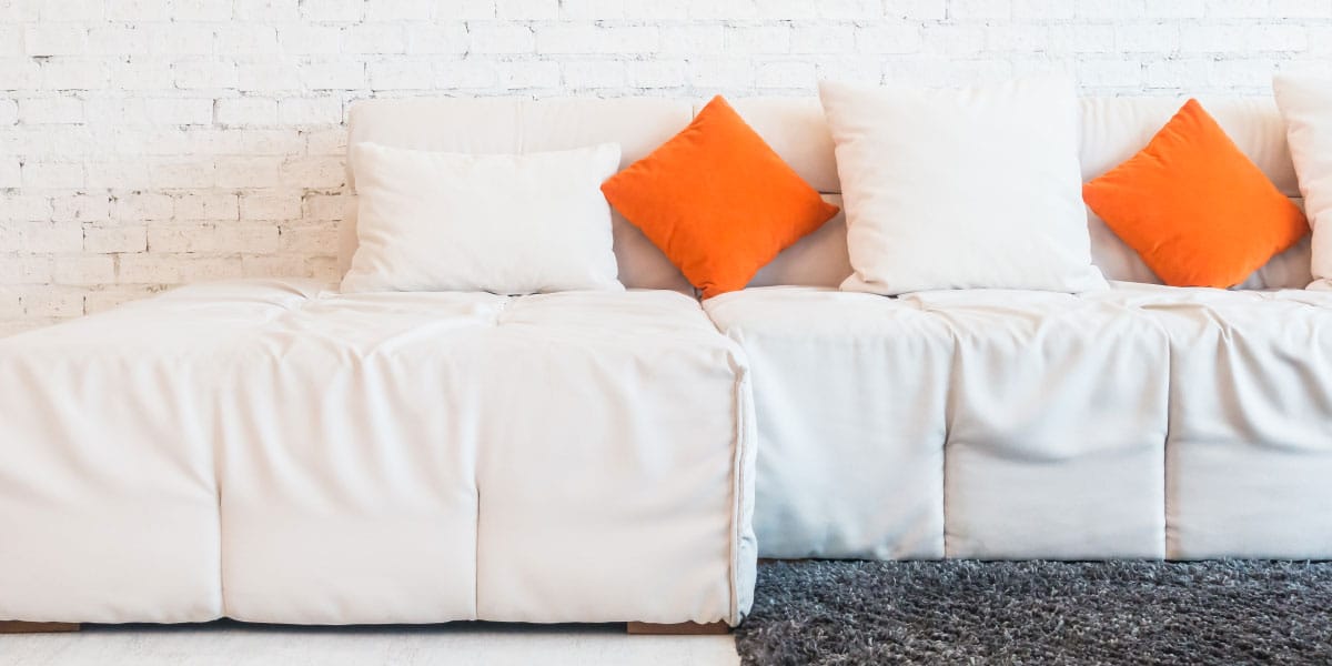 Bela sedežna garnitura