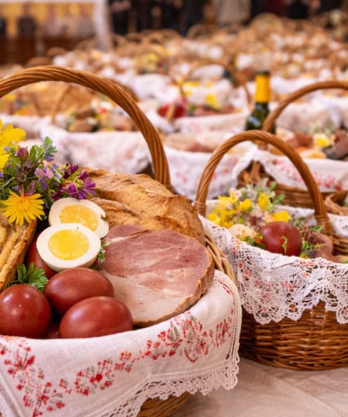 Na veliko soboto Slovenci še vedno nosijo to v košari, a pomen pozna le peščica