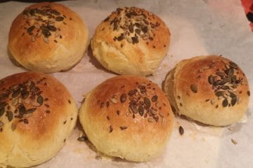 Mehke bombetke s semeni, ki uspejo doma: recept za zlato zapečene kruhke