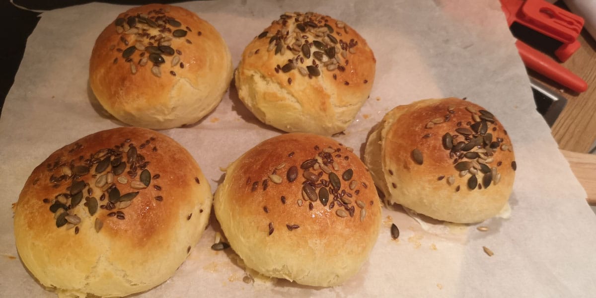 Mehke bombetke s semeni, ki uspejo doma: recept za zlato zapečene kruhke