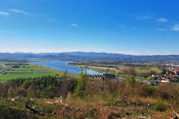Mesto gradu, reke in prehoda, kjer se ravnina začne pogovarjati z Alpami
