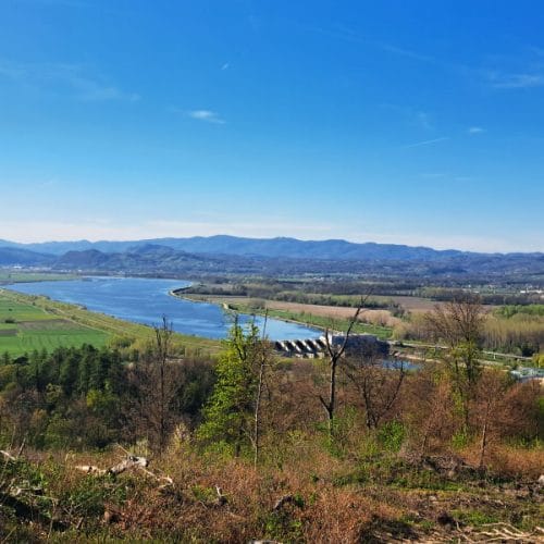 Mesto gradu, reke in prehoda, kjer se ravnina začne pogovarjati z Alpami