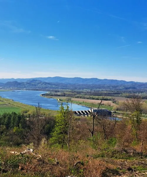 Mesto gradu, reke in prehoda, kjer se ravnina začne pogovarjati z Alpami