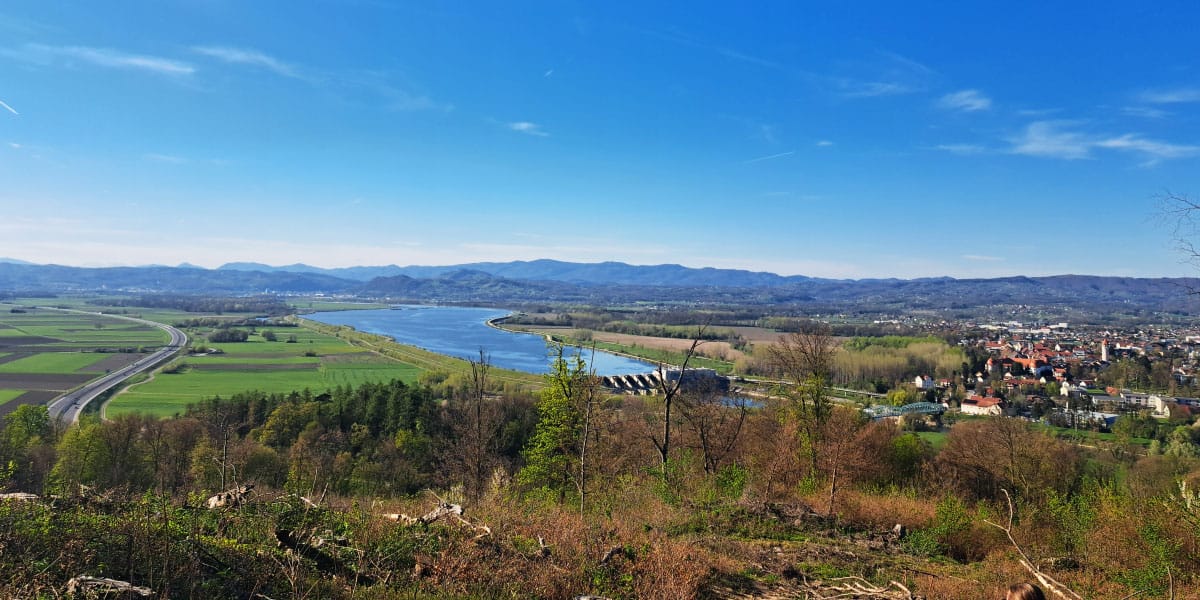 Mesto gradu, reke in prehoda, kjer se ravnina začne pogovarjati z Alpami