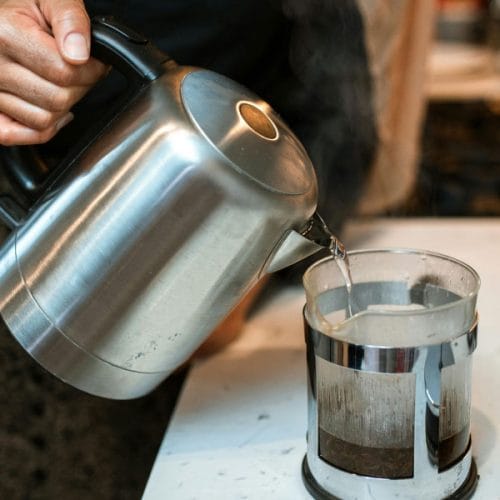 Priljubljeni kuhinjski aparat, ki lahko v skodelico spusti milijarde delcev plastike