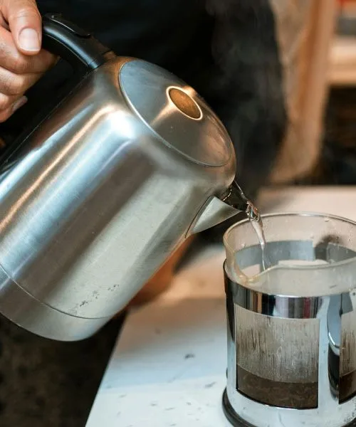 Priljubljeni kuhinjski aparat, ki lahko v skodelico spusti milijarde delcev plastike