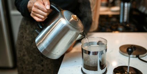 Aluminijasta kroglica v grelniku vode? Trik, o katerem govori vse več ljudi