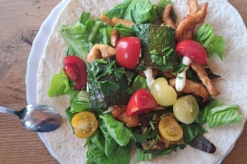 Hitro kosilo iz tortilje, ki reši dan: piščanec, bučke, solata in paradižnik