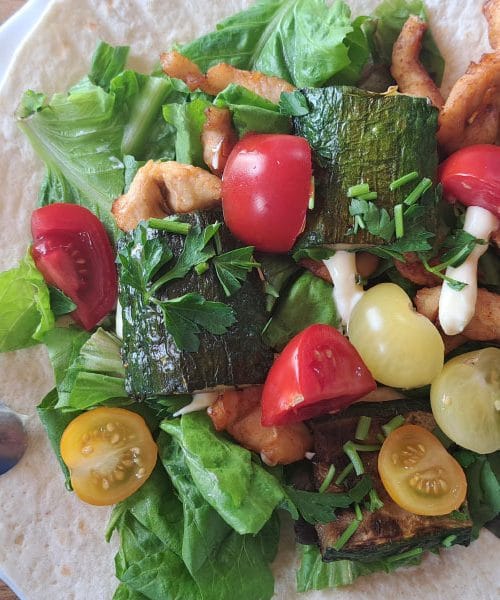 Hitro kosilo iz tortilje, ki reši dan: piščanec, bučke, solata in paradižnik