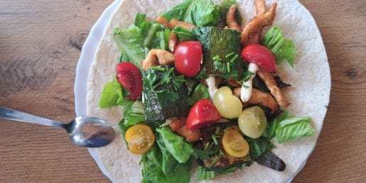 Hitro kosilo iz tortilje, ki reši dan: piščanec, bučke, solata in paradižnik