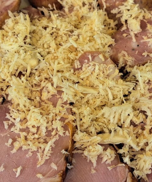 Zakaj hren na velikonočni mizi ni le priloga – pomen vas bo presenetil