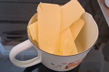 Kako najhitreje stopiti maslo za sladice?