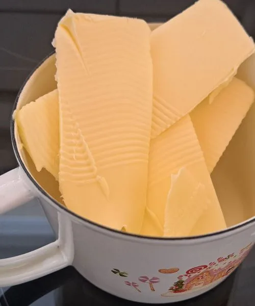 Kako najhitreje stopiti maslo za sladice?