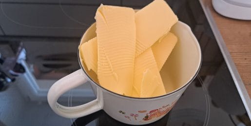 Kako najhitreje stopiti maslo za sladice?