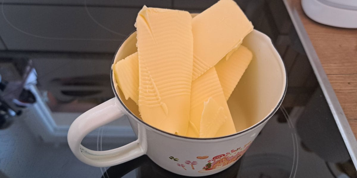 Kako najhitreje stopiti maslo za sladice?