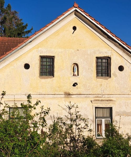 Ta detajl na fasadi hiše ima za mnoge še danes poseben pomen