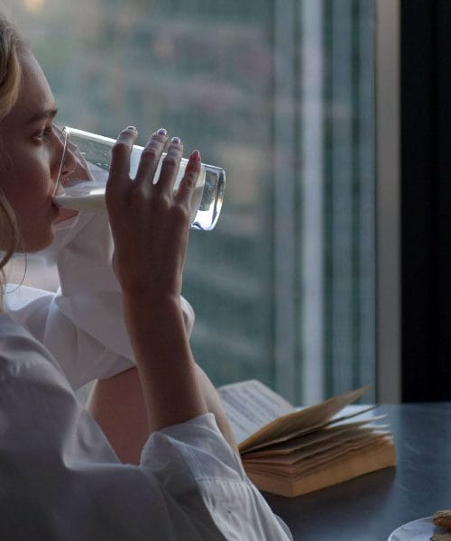 Zakaj nekateri Slovenci pred spanjem spijejo kozarec mleka