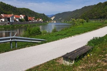 Spoznajte občino, kjer se srečajo elektrika, slovenski prevod Biblije in cviček