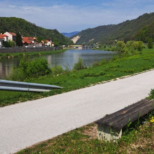 Spoznajte občino, kjer se srečajo elektrika, slovenski prevod Biblije in cviček