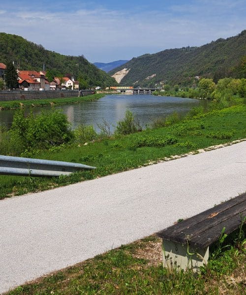 Spoznajte občino, kjer se srečajo elektrika, slovenski prevod Biblije in cviček