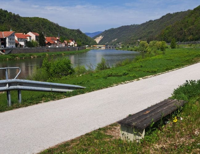 Spoznajte občino, kjer se srečajo elektrika, slovenski prevod Biblije in cviček