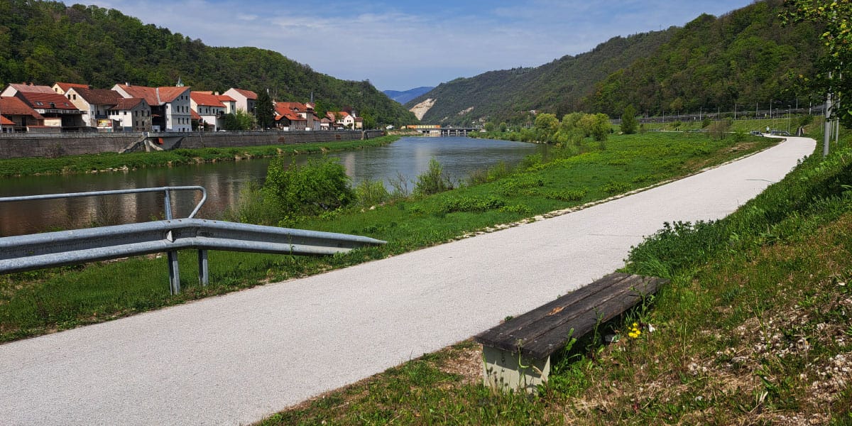 Spoznajte občino, kjer se srečajo elektrika, slovenski prevod Biblije in cviček