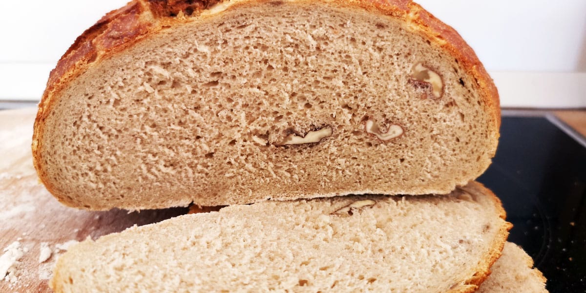 Kruh z orehi: kdaj jih dodati v testo in koliko jih potrebujete za 500 gramov moke