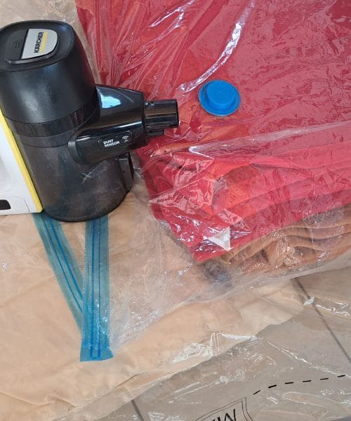 Boste menjavali zimsko kolekcijo oblačil? Lahko jih shranite tudi tako