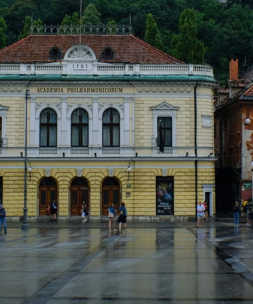 Od danes brez e-fotografa ne bo več šlo: kaj se spreminja pri osebnih dokumentih