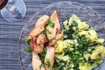 Okusen dodatek na pečenih lignjih: zakaj je sveži peteršilj skoraj obvezen