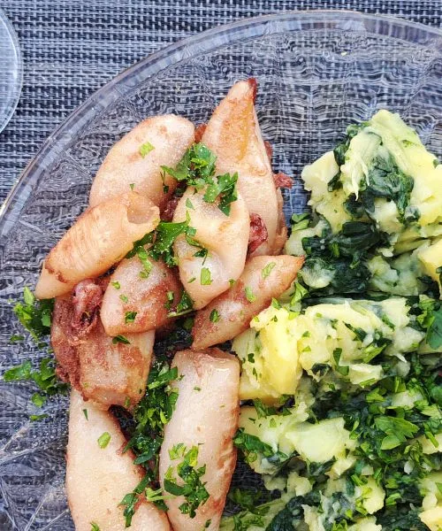 Okusen dodatek na pečenih lignjih: zakaj je sveži peteršilj skoraj obvezen