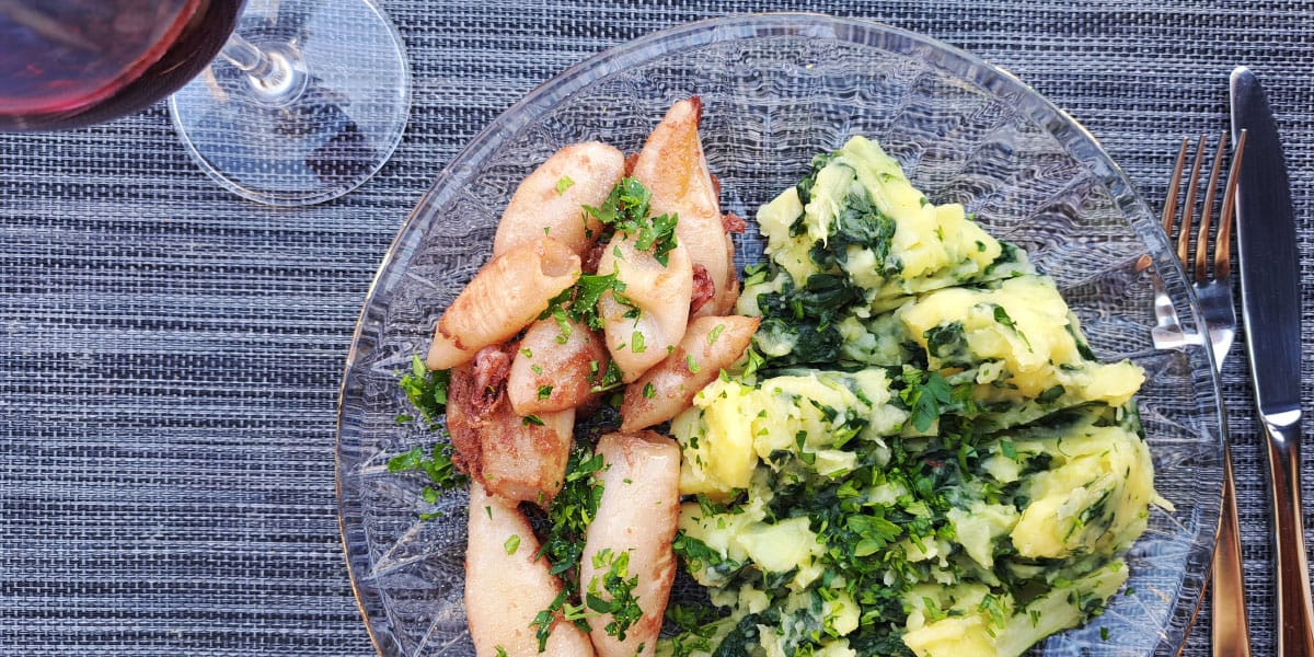 Okusen dodatek na pečenih lignjih: zakaj je sveži peteršilj skoraj obvezen