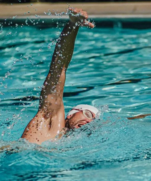 Plavanje ne spremeni le telesa, ampak glavo: zato je po nekaj minutah vse drugače