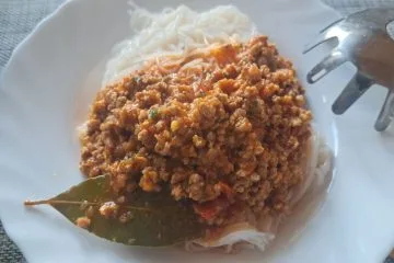 Riževi rezanci z bolonjsko omako prinesejo lažje, a še vedno nasitno kosilo