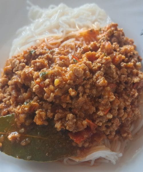 Riževi rezanci z bolonjsko omako prinesejo lažje, a še vedno nasitno kosilo