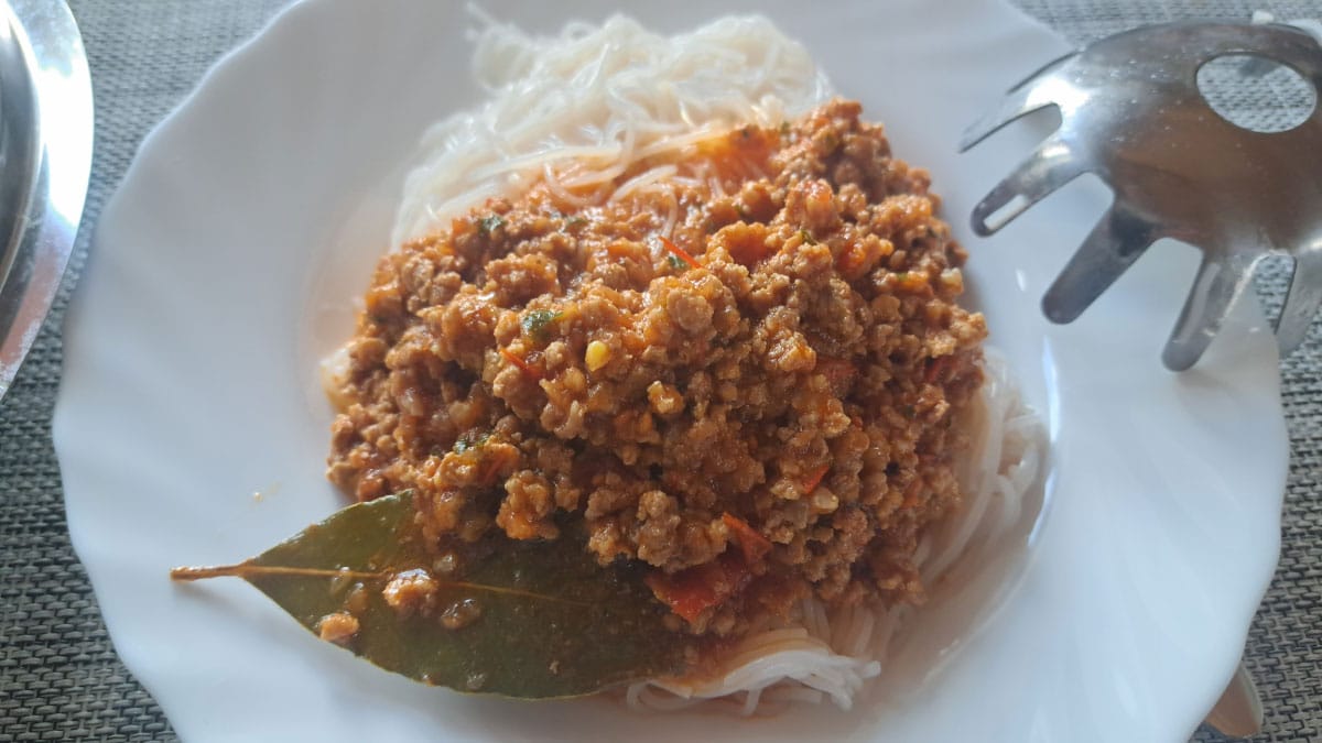 Riževi rezanci z bolonjsko omako prinesejo lažje, a še vedno nasitno kosilo