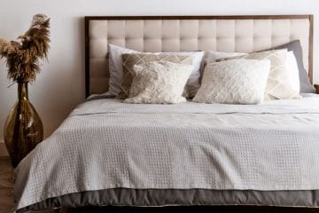 Tri blazine lahko popolnoma spremenijo spalnico – pravilo, ki ga oblikovalci redno uporabljajo