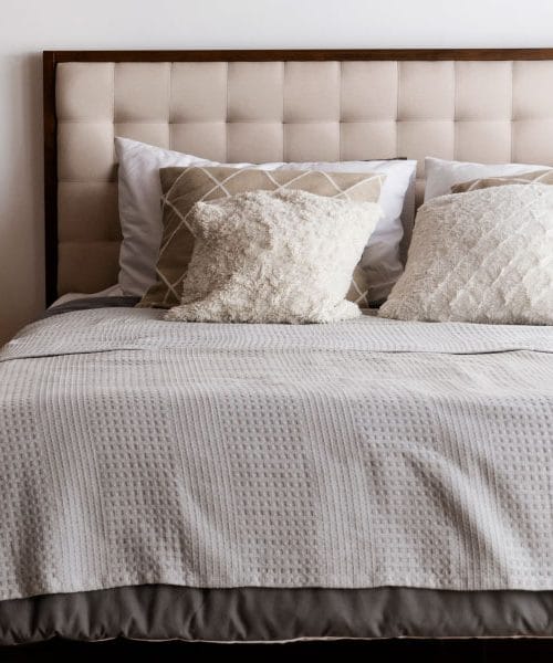 Tri blazine lahko popolnoma spremenijo spalnico – pravilo, ki ga oblikovalci redno uporabljajo